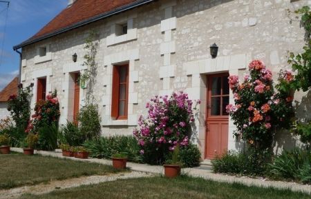 G&icirc;te n&deg;37G16141 Saint-Senoch - Indre-et-Loire - La fa&ccedil;ade du g&icirc;te fleurie (photo du propri&eacute;taire)