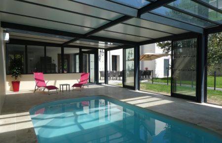 G&icirc;te de groupe n&deg;37G20492 Saint-Branchs - Indre-et-Loire - La piscine int&eacute;rieure est accessible du salon et donne sur le jardin