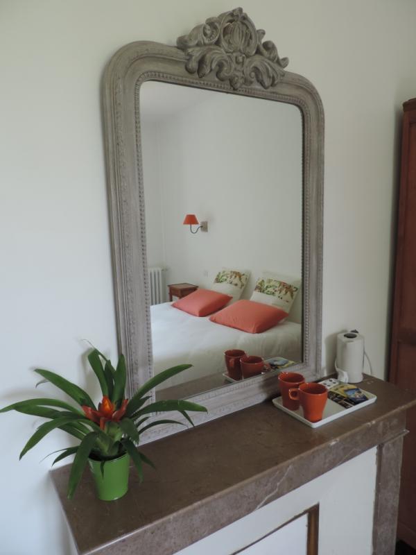 Chambre Mélodie, reflets dans le miroir. photo 13