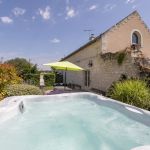 SPA capacit&eacute; 5 personnes, dans le Jardin du G&icirc;te (photo du propri&eacute;taire)