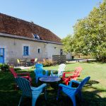 L'ext&eacute;rieur du g&icirc;te c&ocirc;t&eacute; campagne. La terrasse, le salon de jardin (photo du propri&eacute;taire)