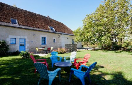 G&icirc;te n&deg;37G10523 Tauxigny-Saint-Bauld - Indre-et-Loire - L'ext&eacute;rieur du g&icirc;te c&ocirc;t&eacute; campagne. La terrasse, le salon de jardin (photo du propri&eacute;taire)