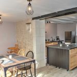C&ocirc;t&eacute; salle &agrave; manger ouverte &eacute;galement sur la terrasse privative ext&eacute;rieure