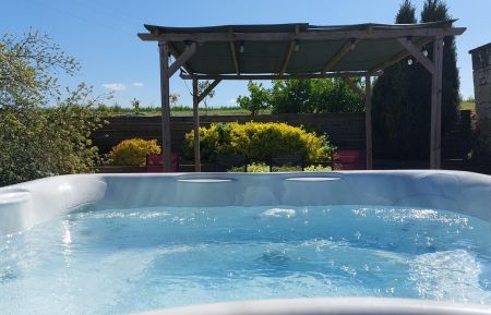 SPA JACUZZI 6 Places Privé, dans le Jardin du Gîte.(photo du propriétaire) Gîte n°37G17372 Lerné - Indre-et-Loire - SPA JACUZZI 6 Places Privé, dans le Jardin du Gîte.(photo du propriétaire)
