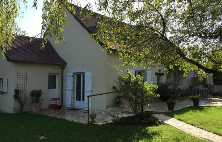 Vue d'ensemble du gite côté jardin, terrasse, barbecue, espace repas extérieur (photo du propriétaire) Gîte n°37G22321 Cangey - Indre-et-Loire - Vue d'ensemble du gite côté jardin, terrasse, barbecue, espace repas extérieur (photo du propriétaire)