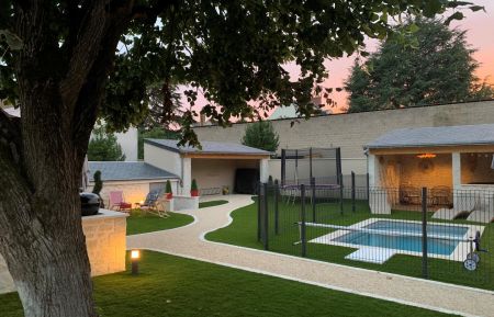 G&icirc;te n&deg;37G24581 Bl&eacute;r&eacute; - Indre-et-Loire - Vue ext&eacute;rieure au cr&eacute;puscule un soir d'&eacute;t&eacute;