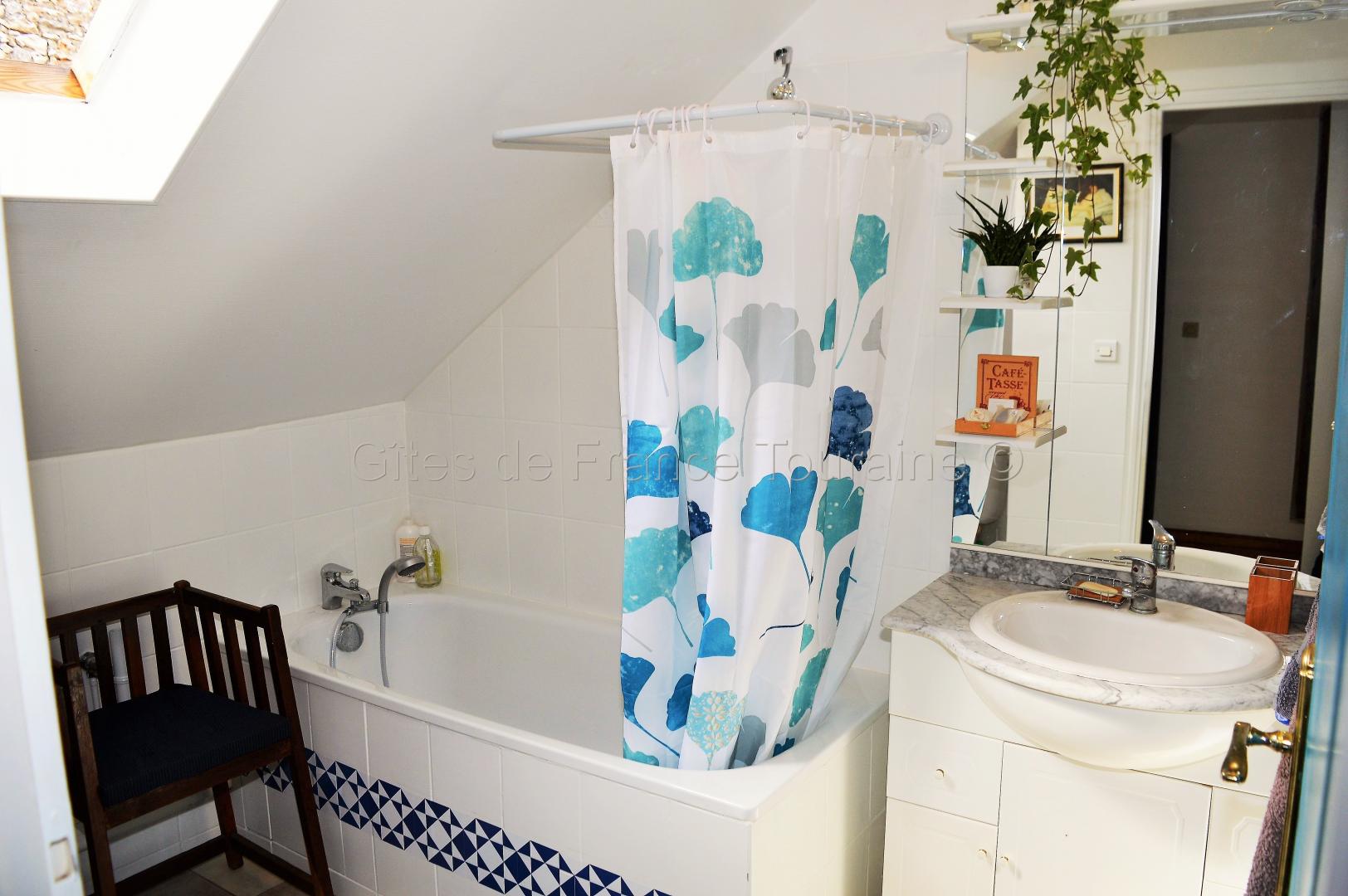 La salle de bain, située à côté de la chambre, est à usage exclusif des hôtes. photo 2