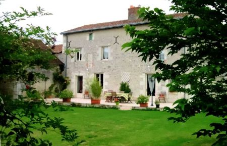 G&icirc;te n&deg;37G16301 Faye-la-Vineuse - Indre-et-Loire - Fa&ccedil;ade et Terrasse