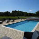 Une piscine chauffée. Volonté de perspective sur les espaces verts, les chevaux et la lisière du bois privé depuis le pool house. Une piscine chauffée. Volonté de perspective sur les espaces verts, les chevaux et la lisière du bois privé depuis le pool house.
