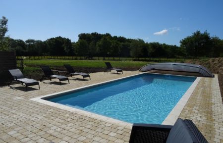 G&icirc;te n&deg;37G20742 Ambillou - Indre-et-Loire - Une piscine chauff&eacute;e. Volont&eacute; de perspective sur les espaces verts, les chevaux et la lisi&egrave;re du bois priv&eacute; depuis le pool house. 