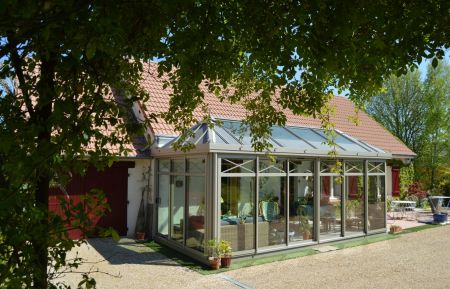 Chambre d'h&ocirc;tes n&deg;41G10414 Valli&egrave;res-les-Grandes - Loir-et-Cher - Notre v&eacute;randa donnant sur le jardin, le petit d&eacute;jeuner y est servi 