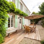 Terrasse devant la chambre orange.