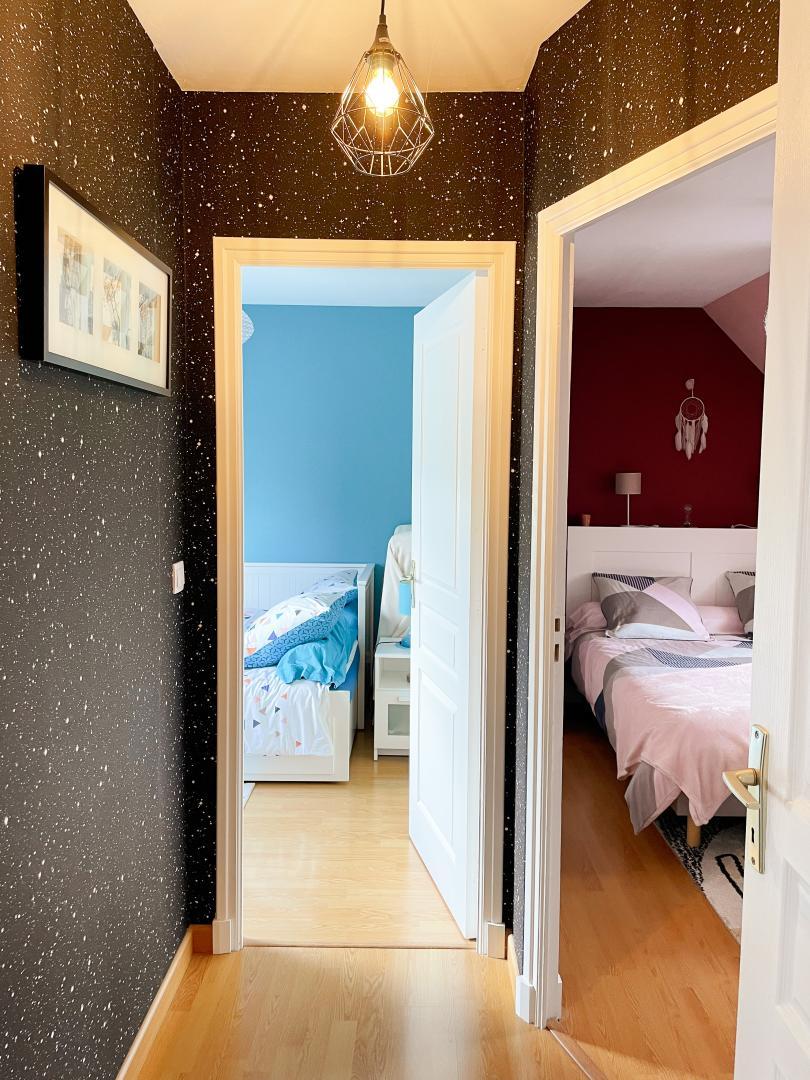 L'entrée privative avec accès aux 2 pièces qui composent la chambre familiale photo 15