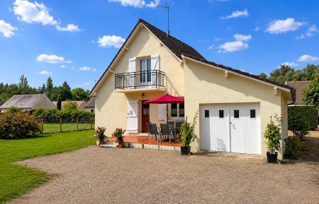 G&icirc;te n&deg;41G1502 Thoury - Loir-et-Cher - Fa&ccedil;ade de l'h&eacute;bergement avec terrasse