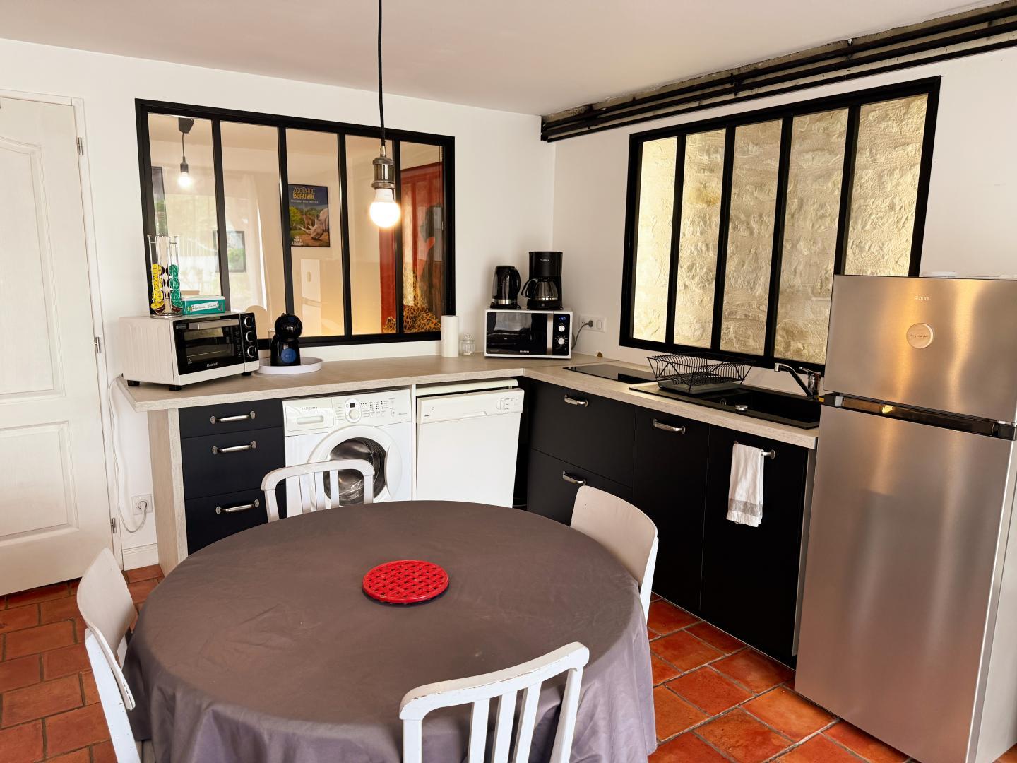 L'appartement chez B et A - La pièce à vivre : cuisine, salon TV, lave-linge photo 20