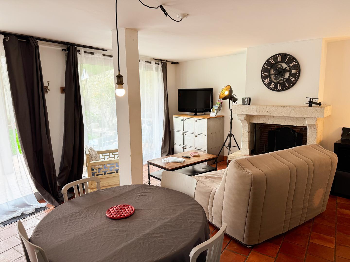 L'appartement chez B et A - La pièce à vivre : cuisine, salon TV, lave-linge photo 24