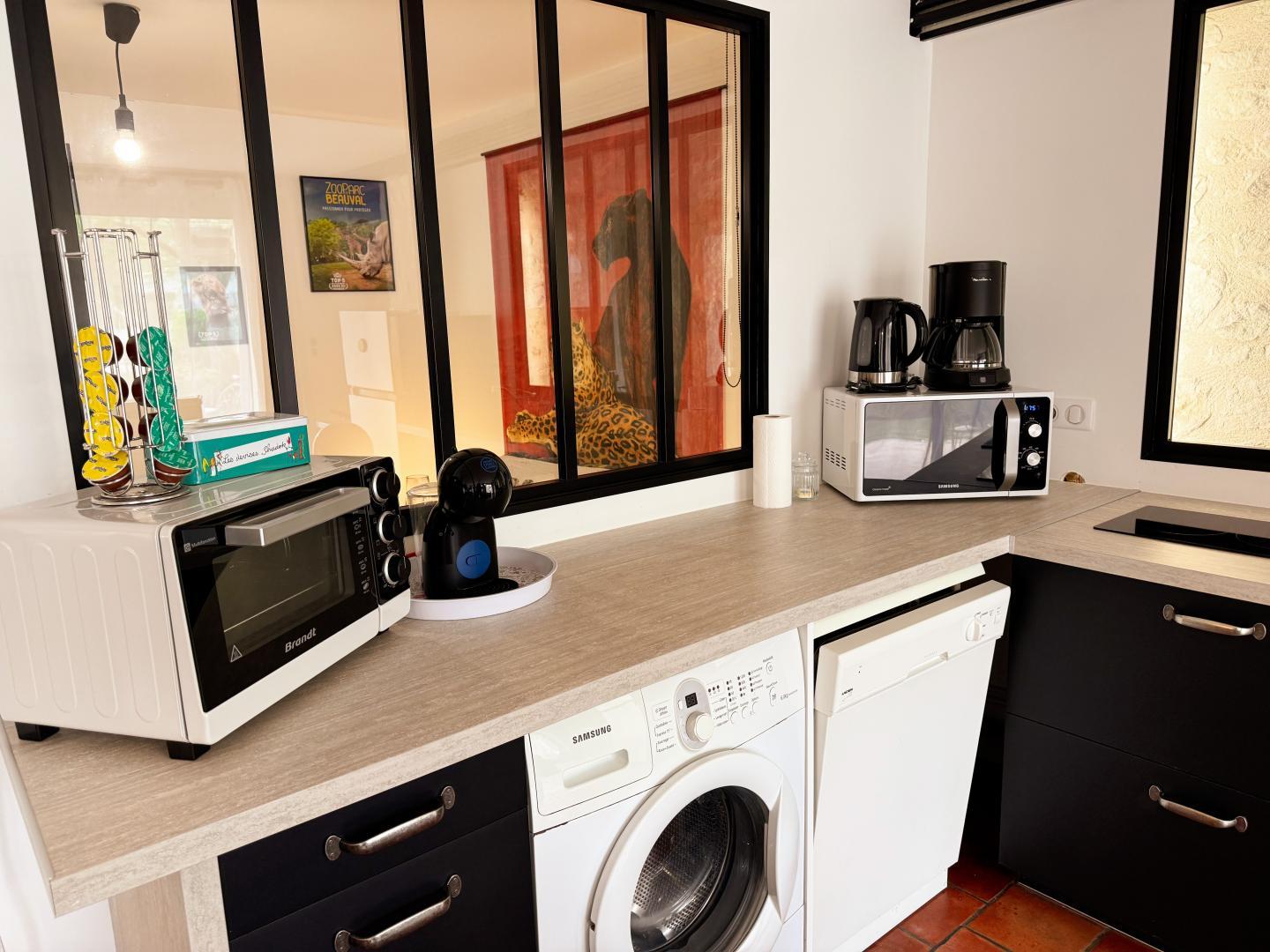 L'appartement chez B et A - La pièce à vivre : cuisine, salon TV, lave-linge photo 22