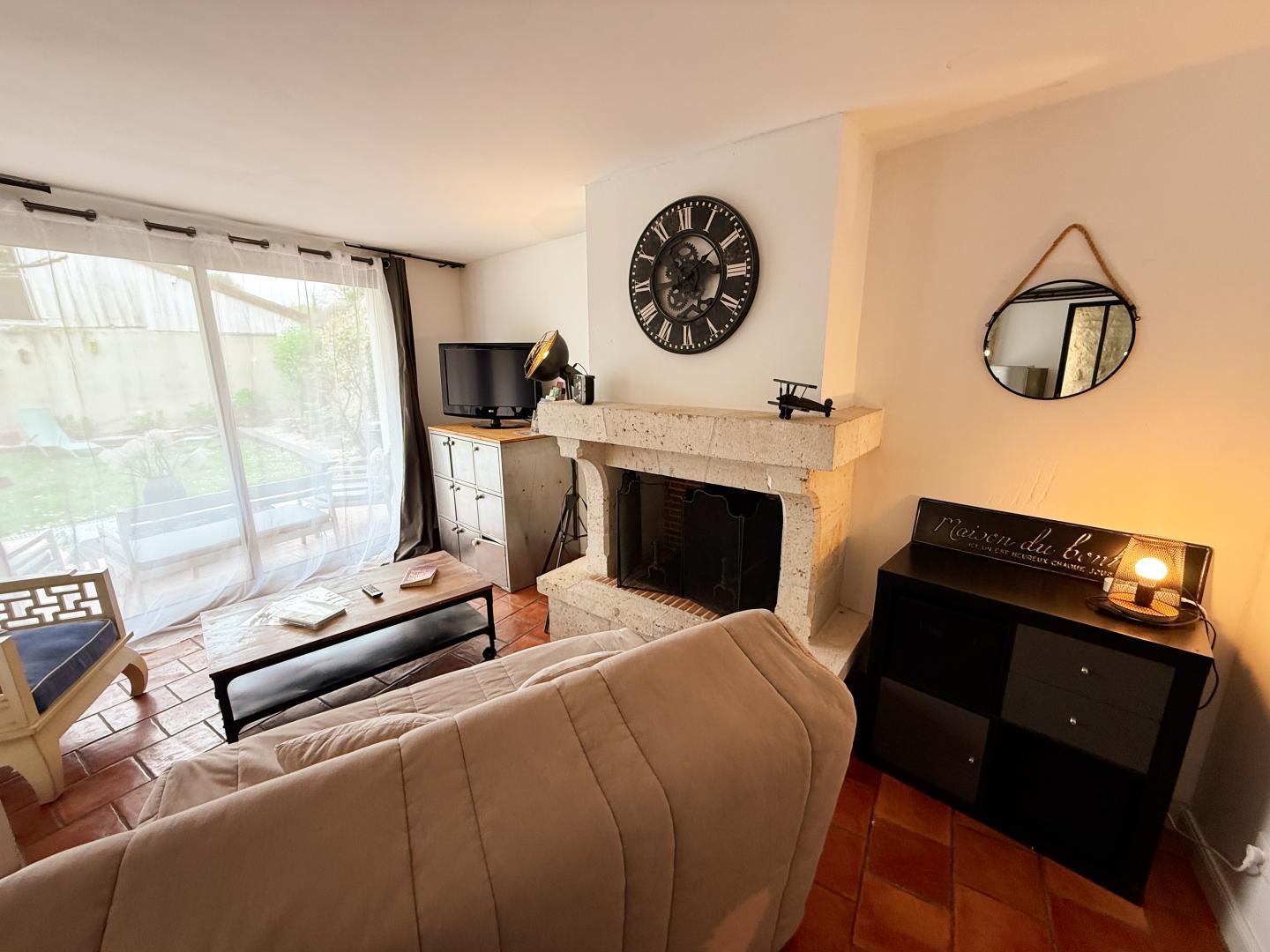 L'appartement chez B et A - La pièce à vivre : cuisine, salon TV, lave-linge photo 25