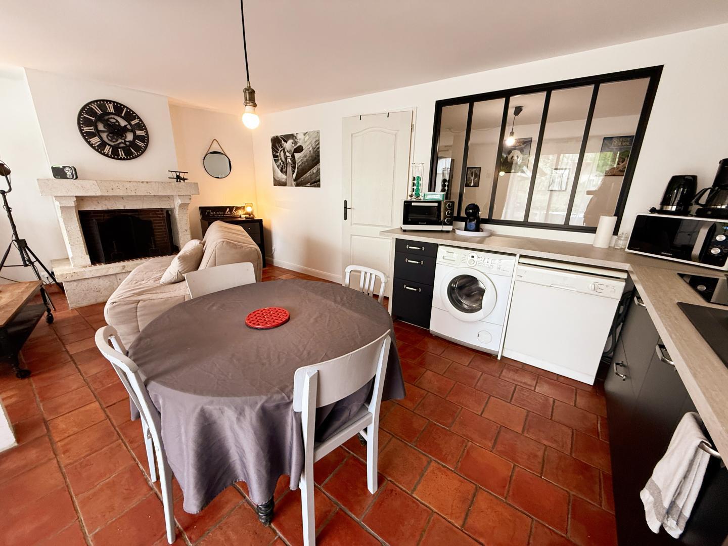 L'appartement chez B et A - La pièce à vivre : cuisine, salon TV, lave-linge photo 21