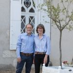 Pascal et Claudine sont ravis de vous accueillir au Clos des Péziers. Pascal et Claudine sont ravis de vous accueillir au Clos des Péziers.